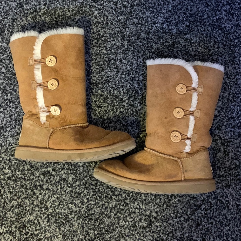 UGG WOMENS CHESTNUT BAILEY BUTTON TRIPLET II BOOT